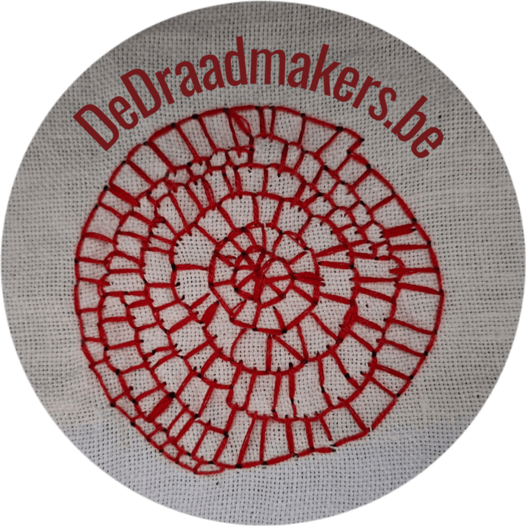 Logo van De Draadmakers: een web van rode draad, geborduurd op linnen, met DeDraadmakers.be